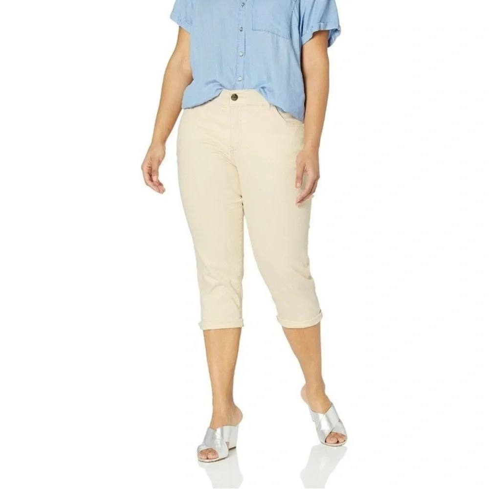 LEE Women's Plus Size Flex Motion Regular Fit 5 Pocket Capri Jean - Picture 1 of 9